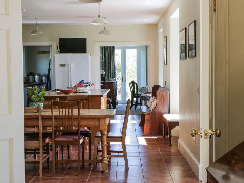 Cottage | Dining