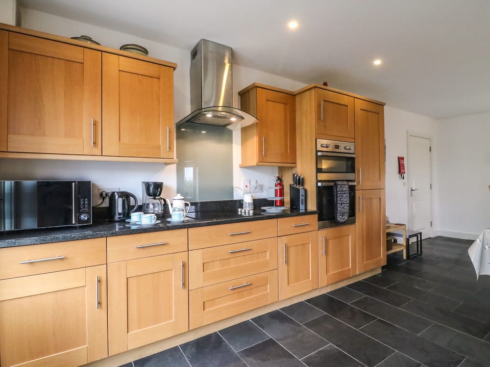 Cottage | Private kitchen | Stovetop, dishwasher, cookware/dishes/utensils