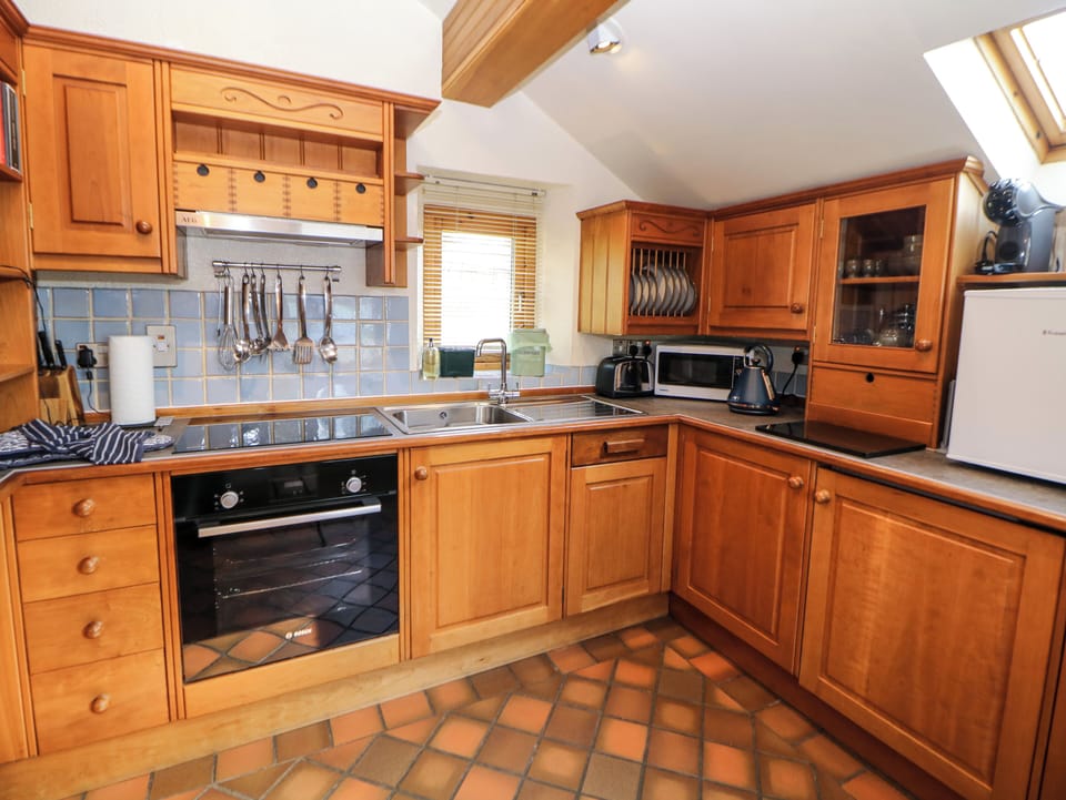 Cottage | Private kitchen | Dishwasher, cookware/dishes/utensils