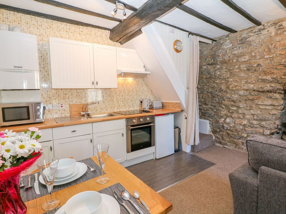 Cottage | Private kitchen | Electric kettle, toaster, cookware/dishes/utensils