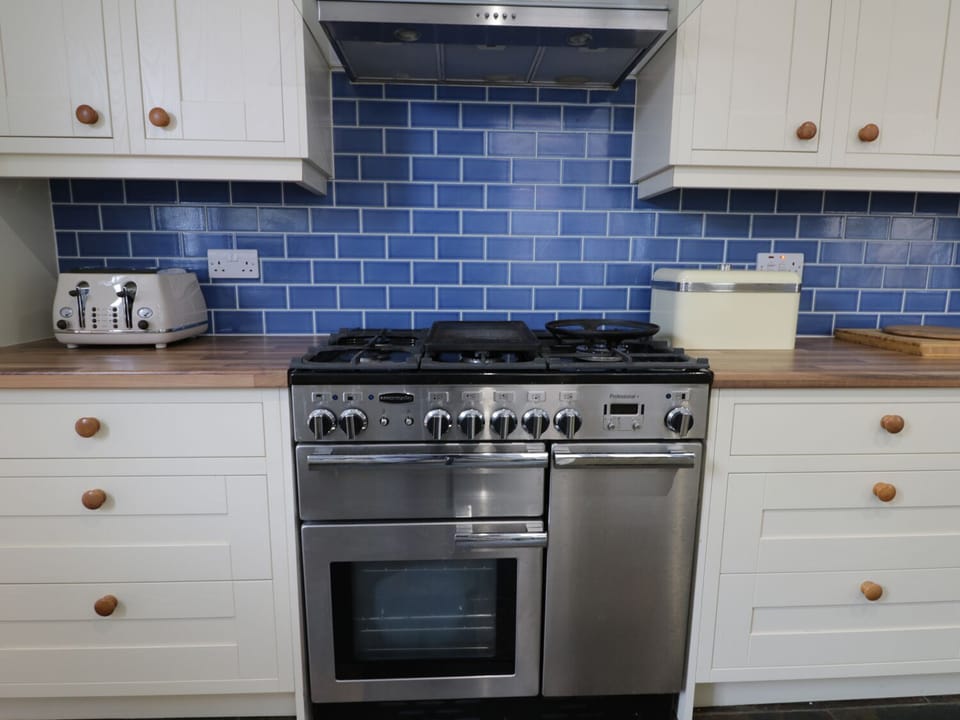 Cottage | Private kitchen | Stovetop, dishwasher, highchair, cookware/dishes/utensils