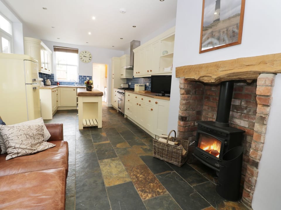 Cottage | Private kitchen | Stovetop, dishwasher, highchair, cookware/dishes/utensils