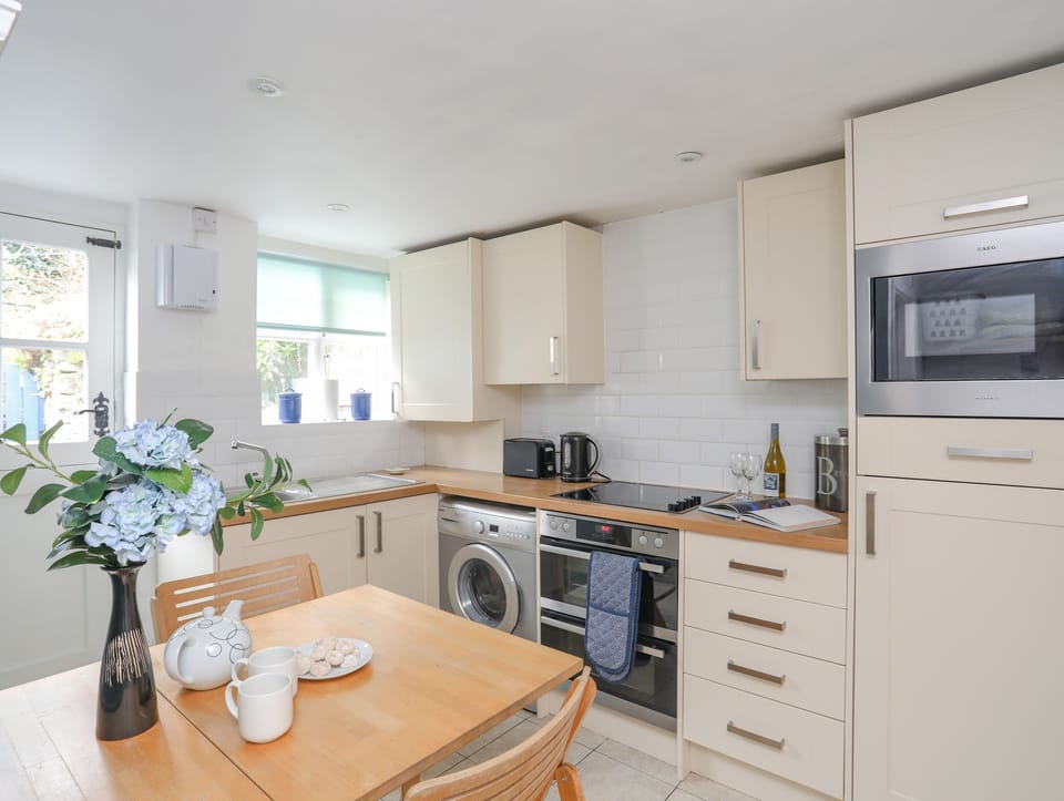 Cottage | Private kitchen | Stovetop, electric kettle, toaster, highchair