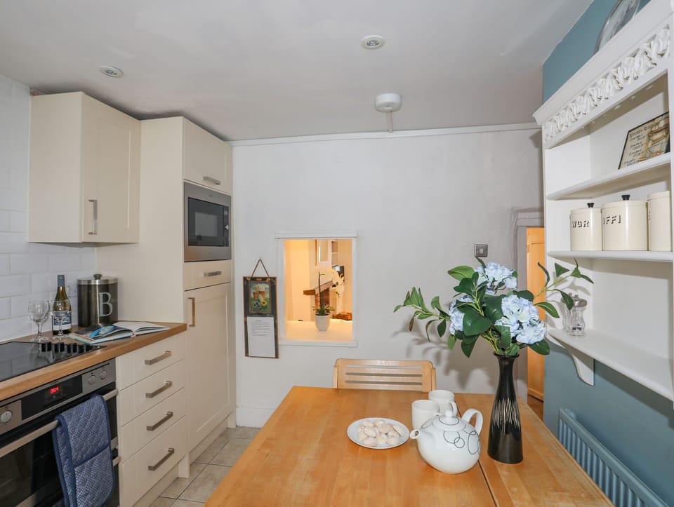 Cottage | Private kitchen | Stovetop, electric kettle, toaster, highchair