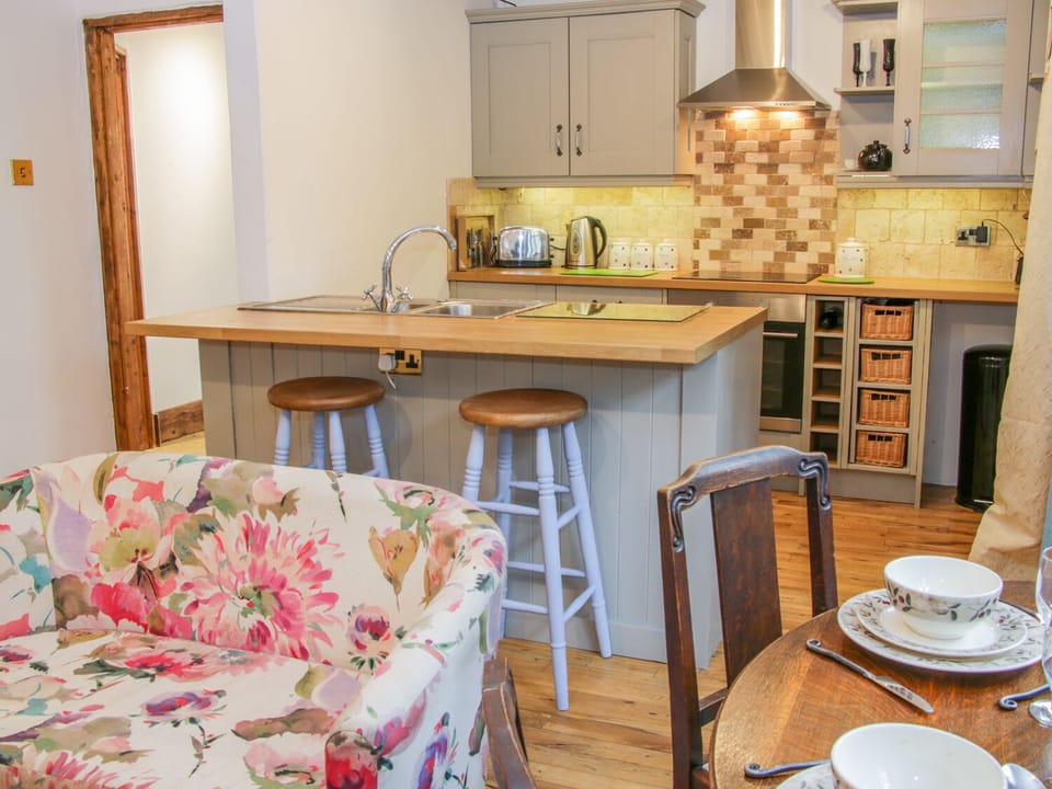 Cottage | Private kitchen | Dishwasher, cookware/dishes/utensils