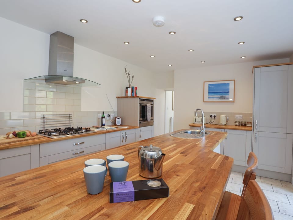 Cottage | Private kitchen | Fridge, microwave, oven, stovetop