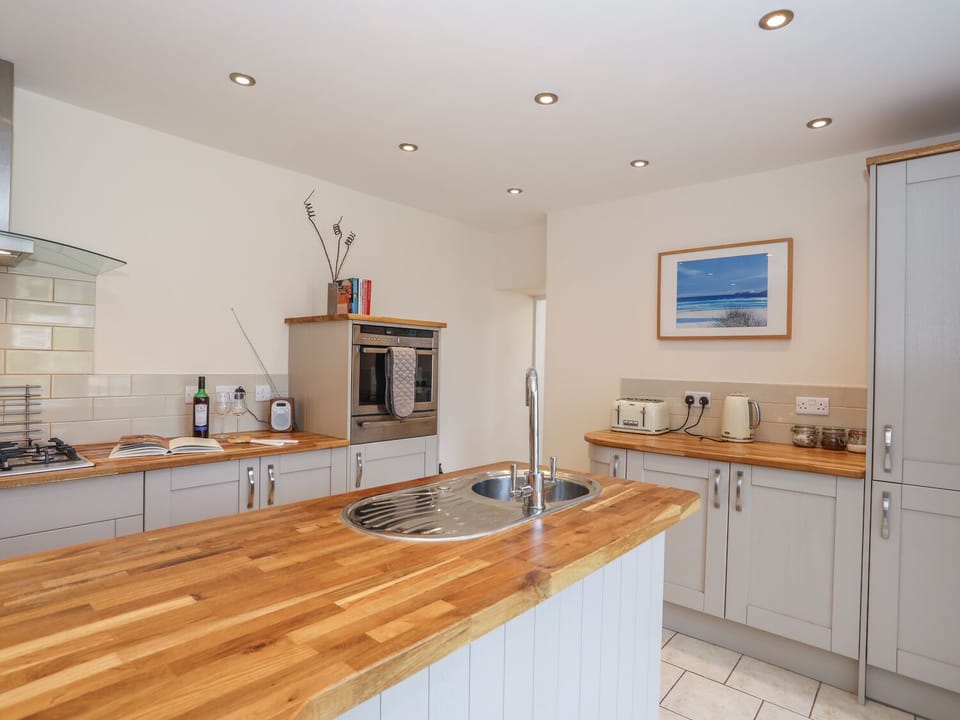 Cottage | Private kitchen | Fridge, microwave, oven, stovetop