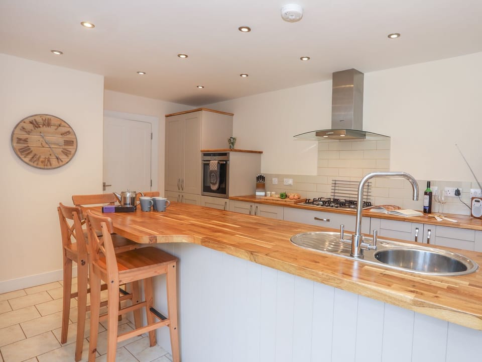 Cottage | Private kitchen | Fridge, microwave, oven, stovetop