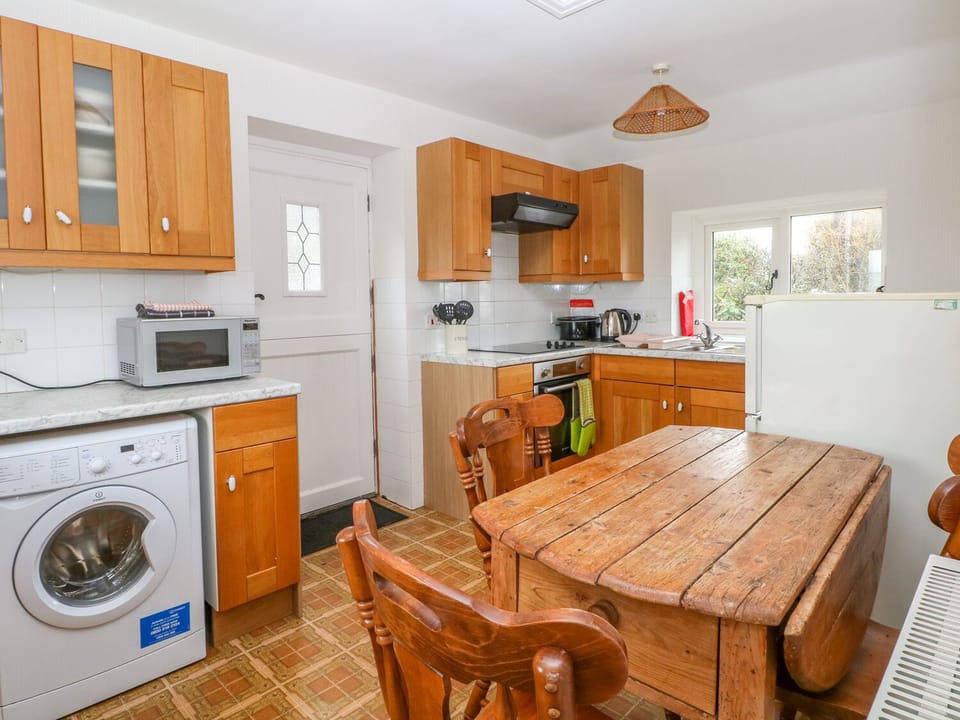 Cottage | Private kitchen | Microwave, stovetop, highchair, cookware/dishes/utensils