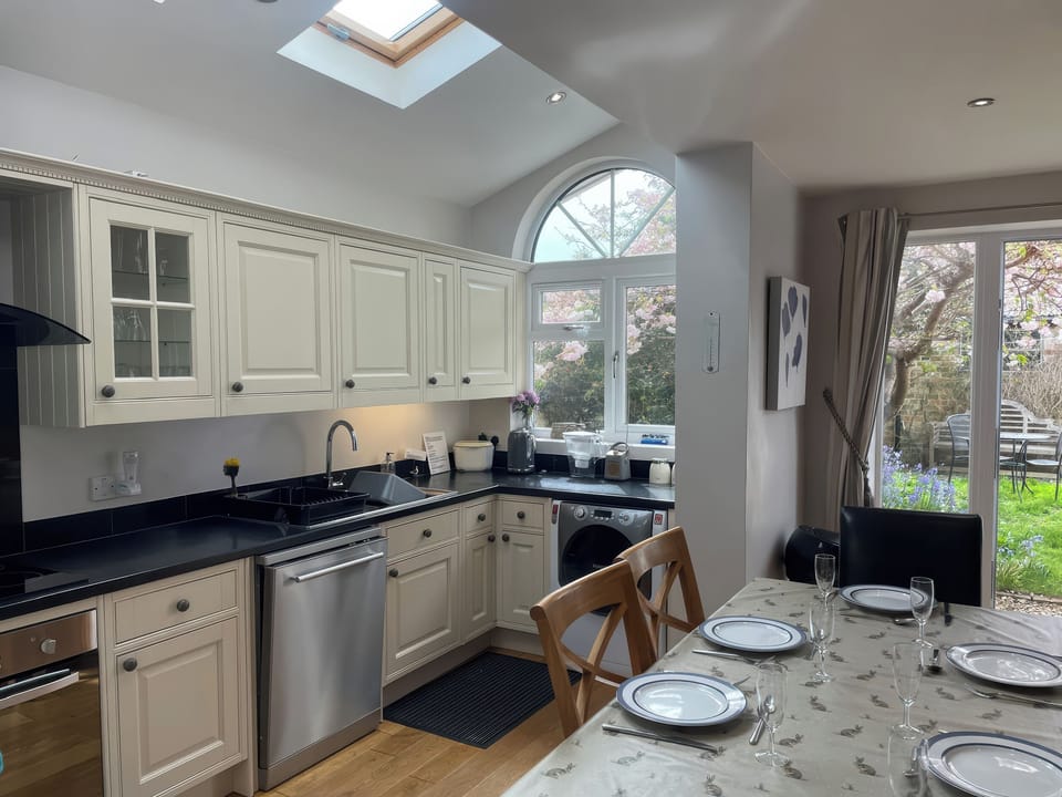 Cottage | Private kitchen | Dishwasher, cookware/dishes/utensils