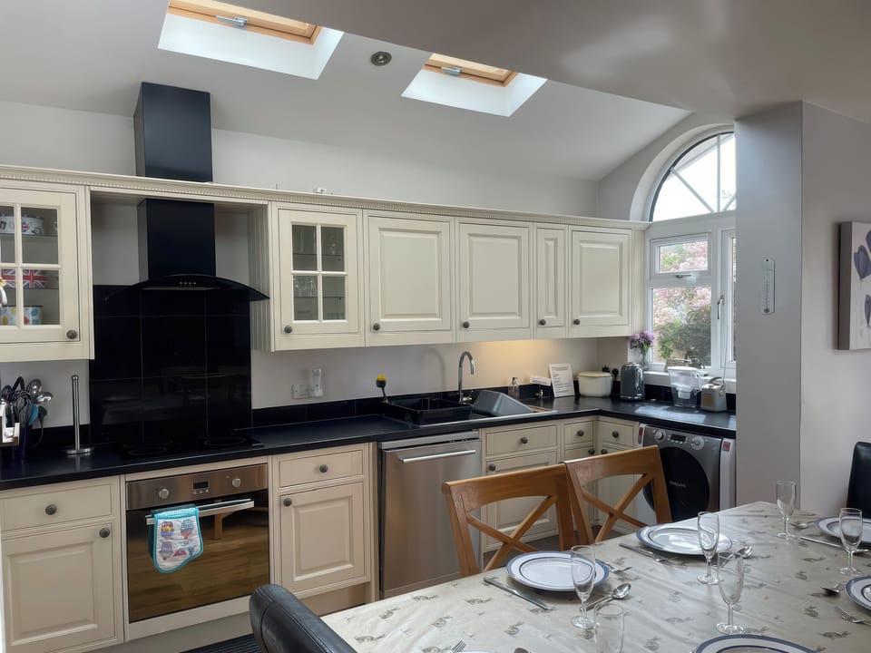Cottage | Private kitchen | Dishwasher, cookware/dishes/utensils