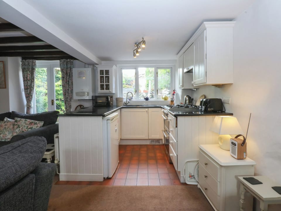 Cottage | Private kitchen | Fridge, microwave, oven, stovetop