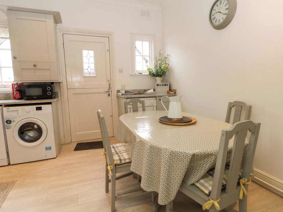 Cottage | Dining