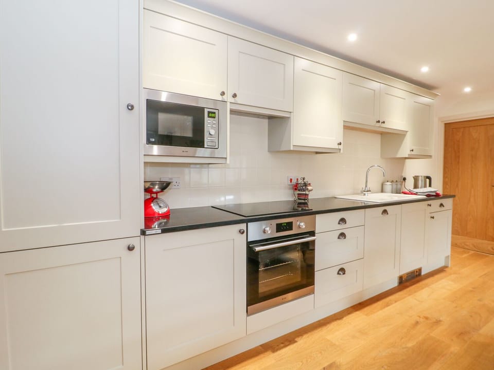 Cottage | Private kitchen | Fridge, microwave, stovetop, dishwasher