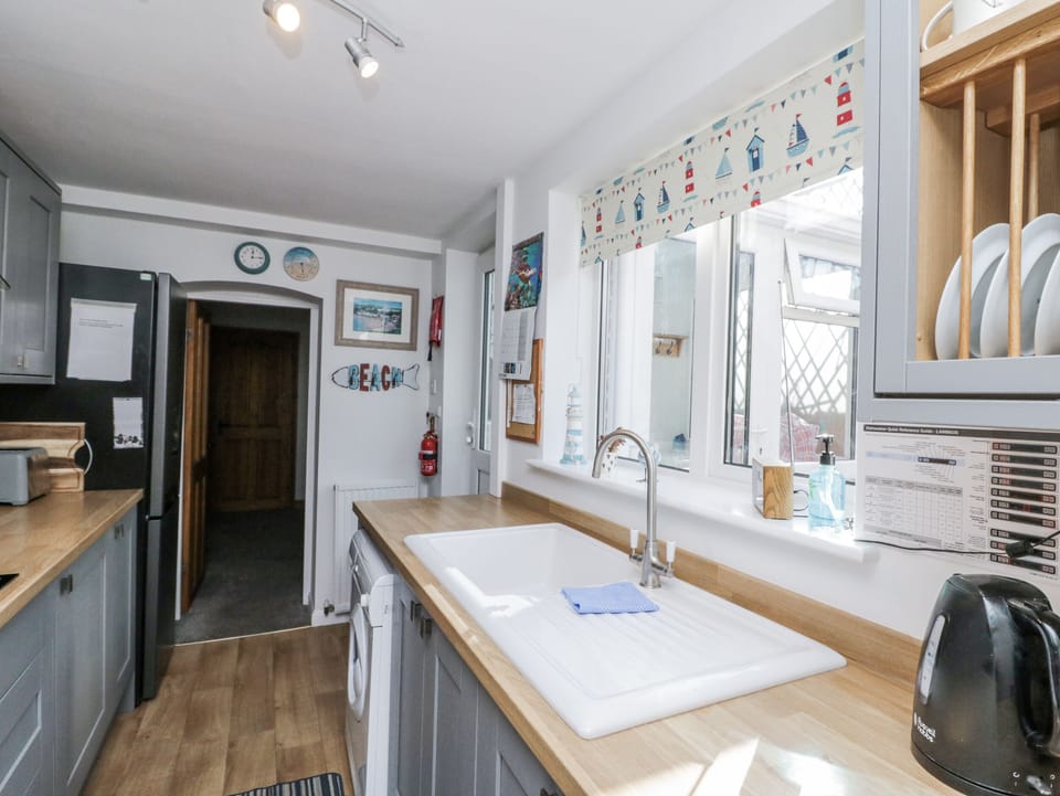 Cottage | Private kitchen | Fridge, dishwasher, highchair, cookware/dishes/utensils