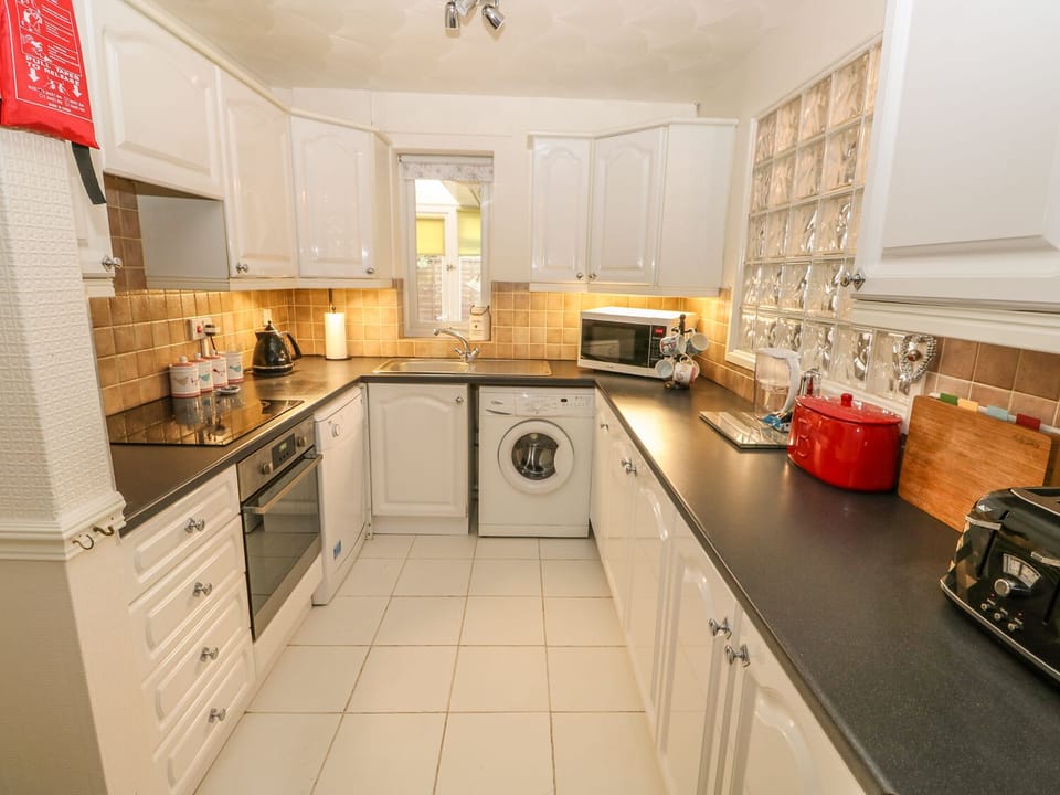 Cottage | Private kitchen | Fridge, dishwasher, cookware/dishes/utensils