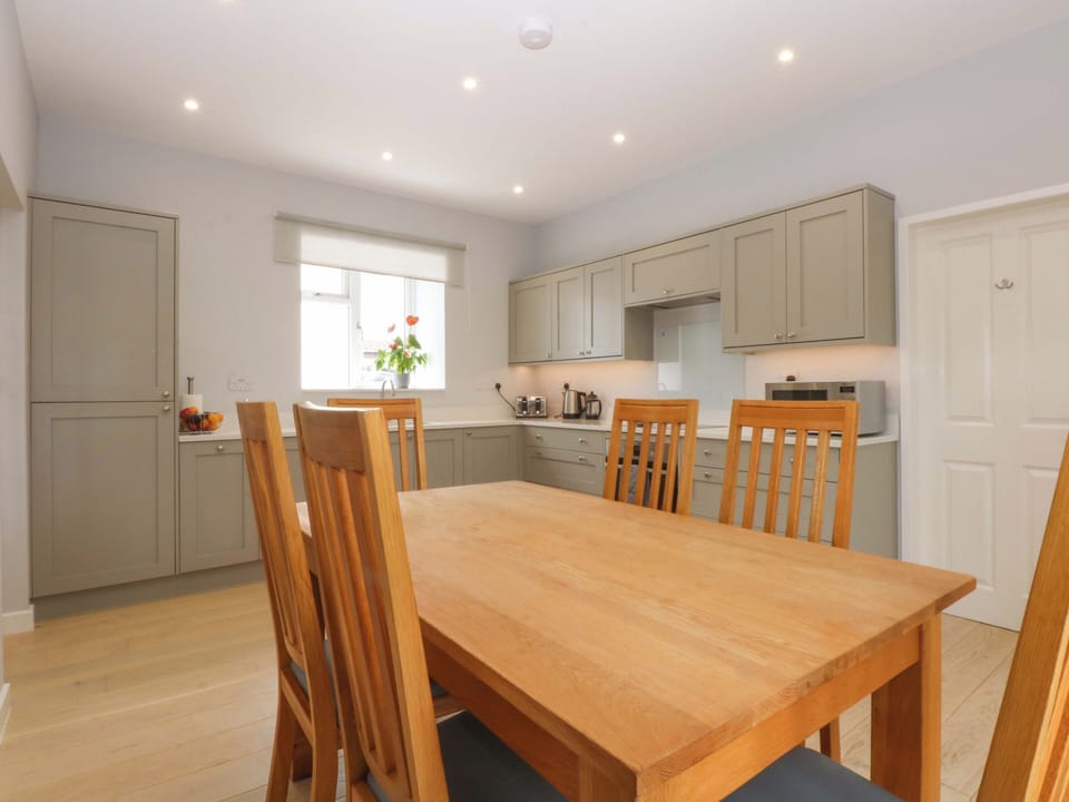 Cottage | Dining