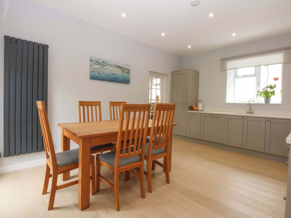 Cottage | Dining