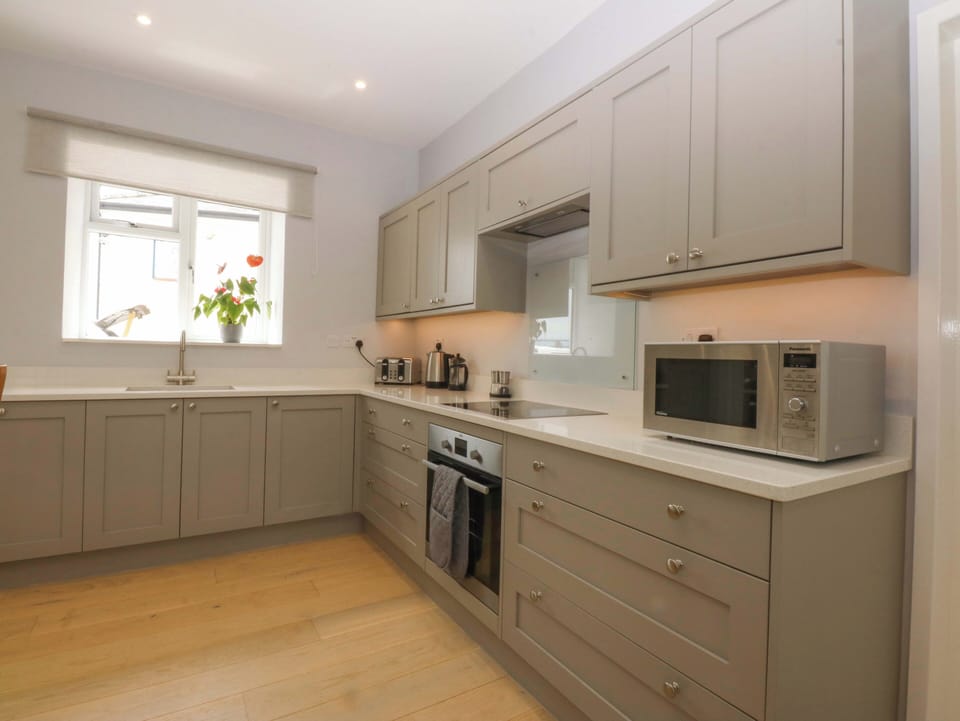 Cottage | Private kitchen | Fridge, microwave, oven, stovetop