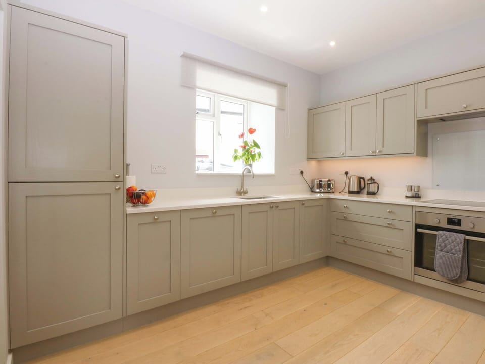 Cottage | Private kitchen | Fridge, microwave, oven, stovetop