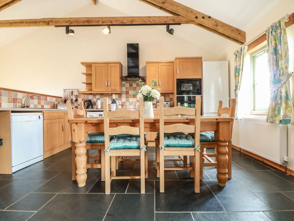 Cottage | Private kitchen | Microwave, stovetop, dishwasher, cookware/dishes/utensils