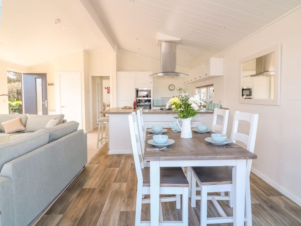 Cottage | Private kitchen | Microwave, stovetop, dishwasher, cookware/dishes/utensils