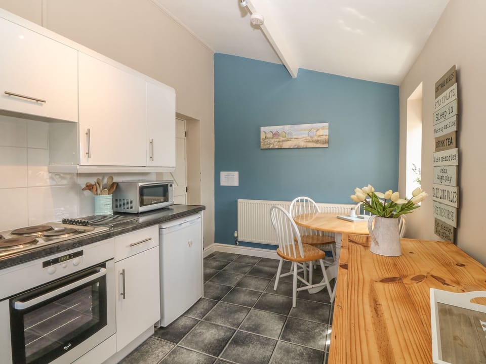 Cottage | Private kitchen | Dishwasher, cookware/dishes/utensils