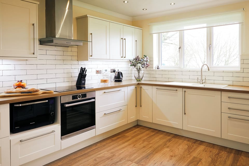 Cottage | Private kitchen | Fridge, microwave, stovetop, dishwasher