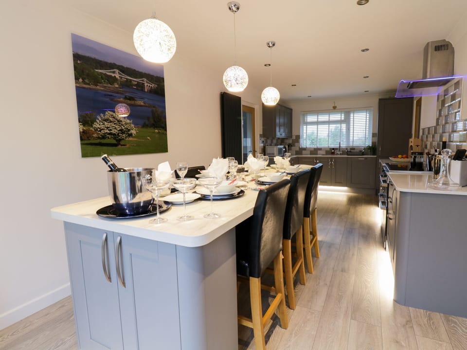 Cottage | Private kitchen | Dishwasher, highchair, cookware/dishes/utensils