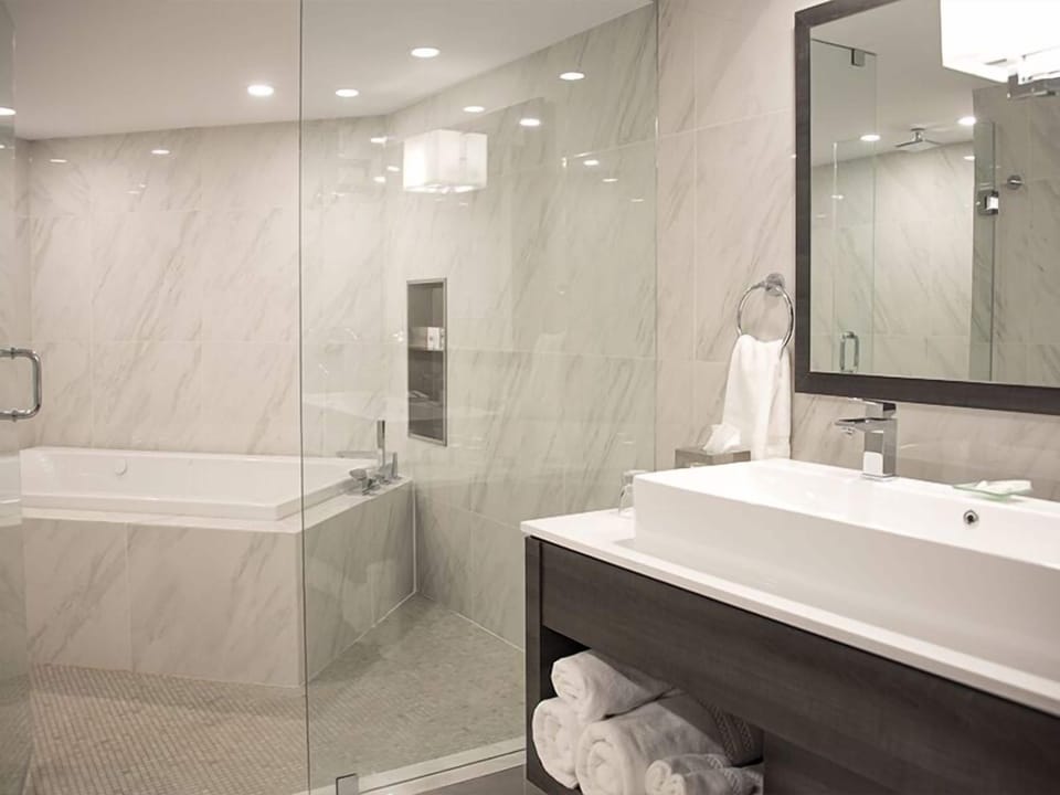 Luxury Deluxe Suite | Bathroom | Eco-friendly toiletries, hair dryer, bathrobes, slippers