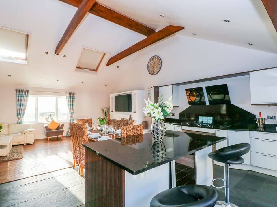 Cottage | Private kitchen | Fridge, dishwasher, highchair, cookware/dishes/utensils