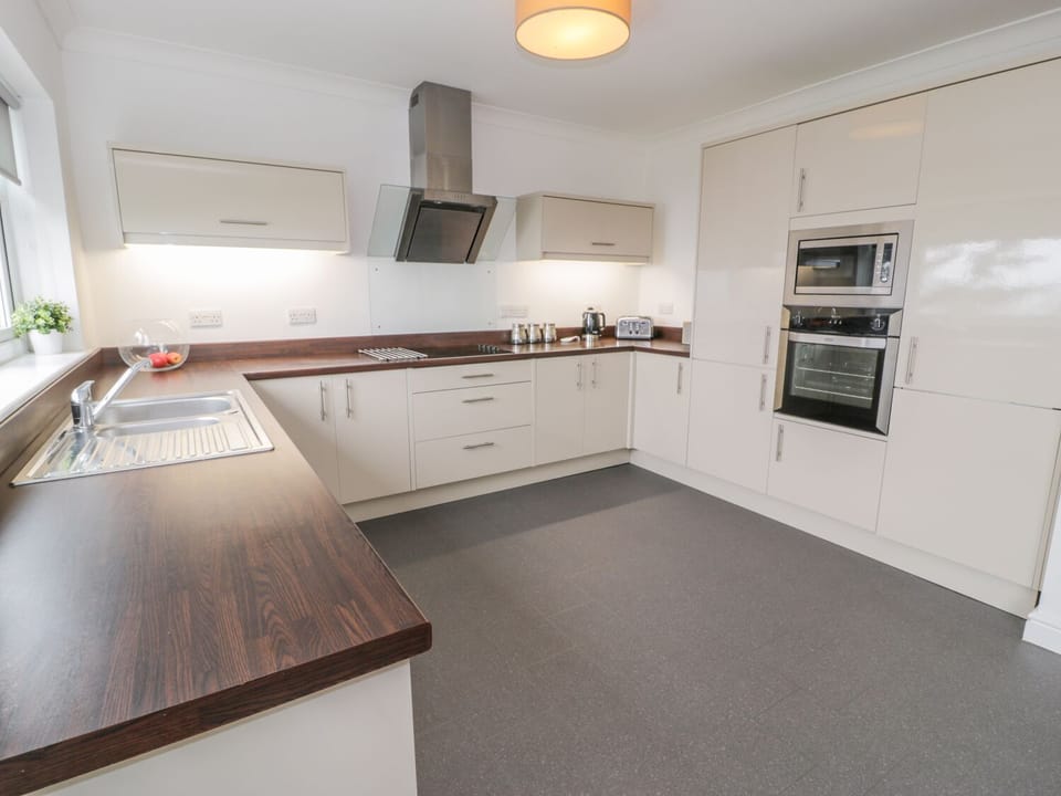 Cottage | Private kitchen | Fridge, microwave, stovetop, dishwasher