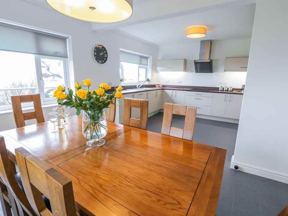 Cottage | Dining