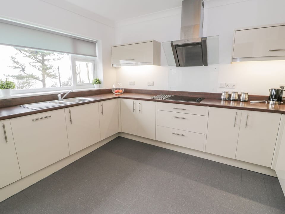 Cottage | Private kitchen | Fridge, microwave, stovetop, dishwasher