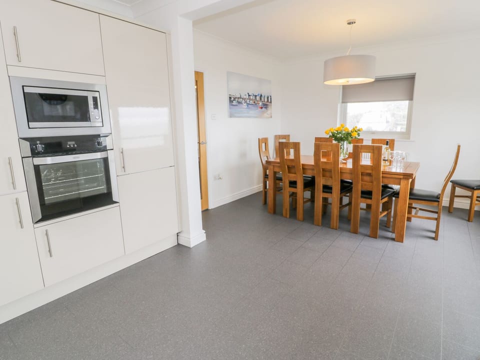 Cottage | Private kitchen | Fridge, microwave, stovetop, dishwasher