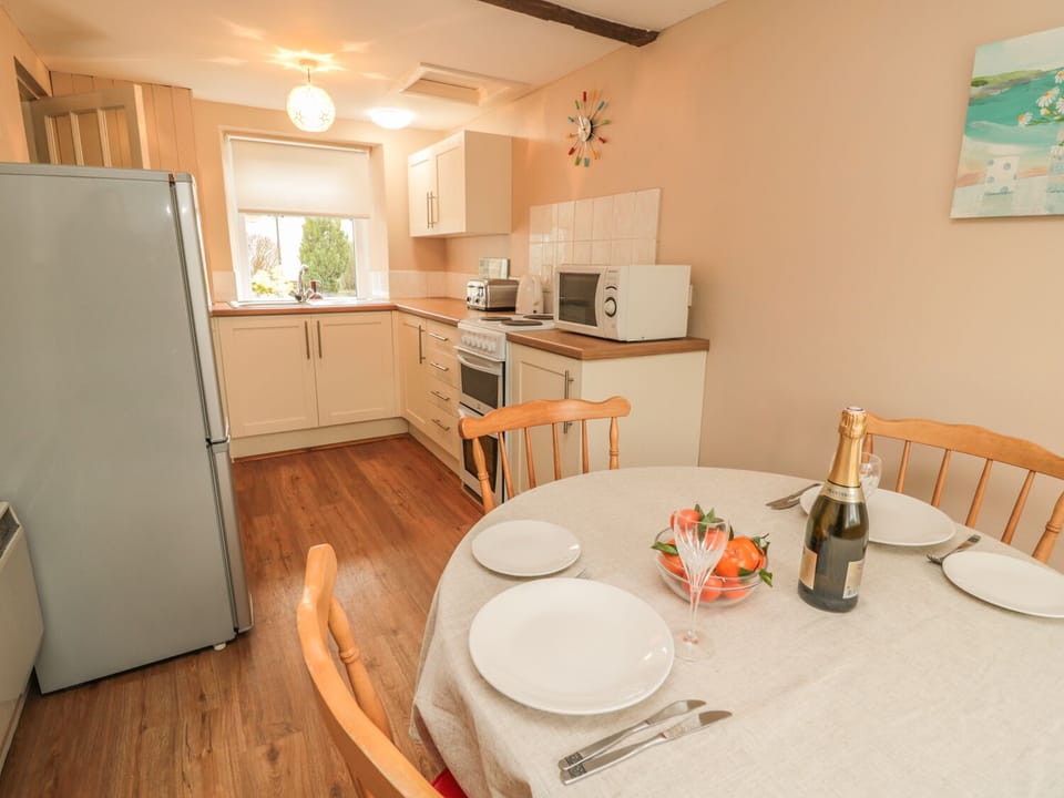 Cottage | Private kitchen | Fridge, microwave, stovetop, electric kettle
