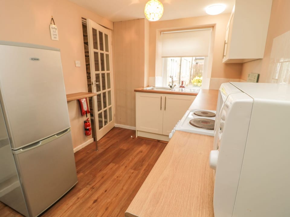 Cottage | Private kitchen | Fridge, microwave, stovetop, electric kettle