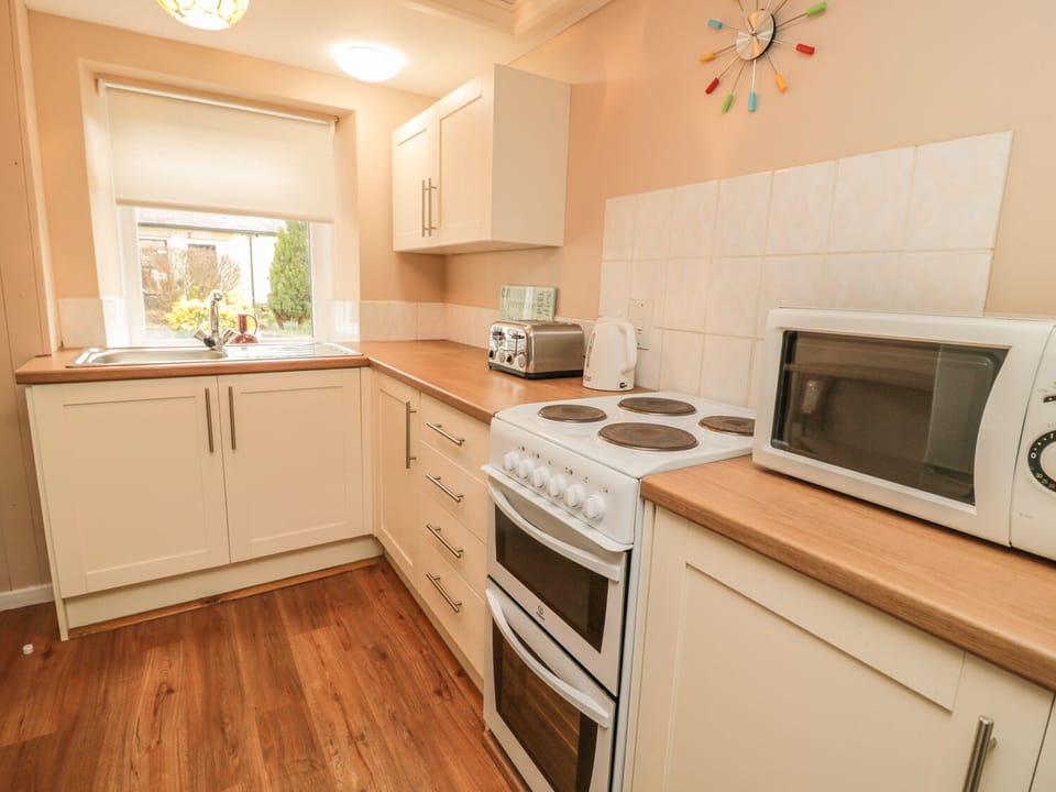 Cottage | Private kitchen | Fridge, microwave, stovetop, electric kettle