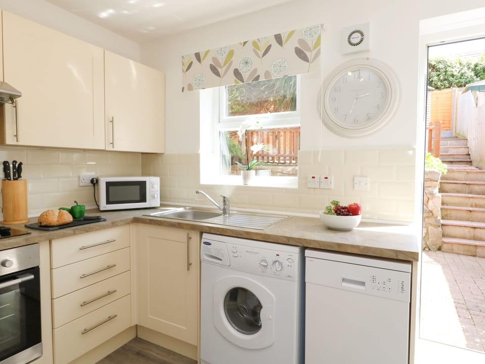 Cottage | Private kitchen | Stovetop, dishwasher, cookware/dishes/utensils