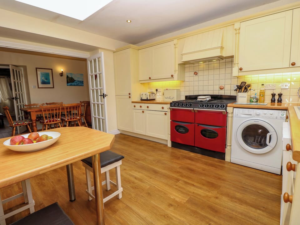 Cottage | Private kitchen | Dishwasher, cookware/dishes/utensils