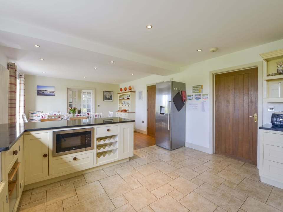 Cottage | Private kitchen | Dishwasher, highchair, cookware/dishes/utensils
