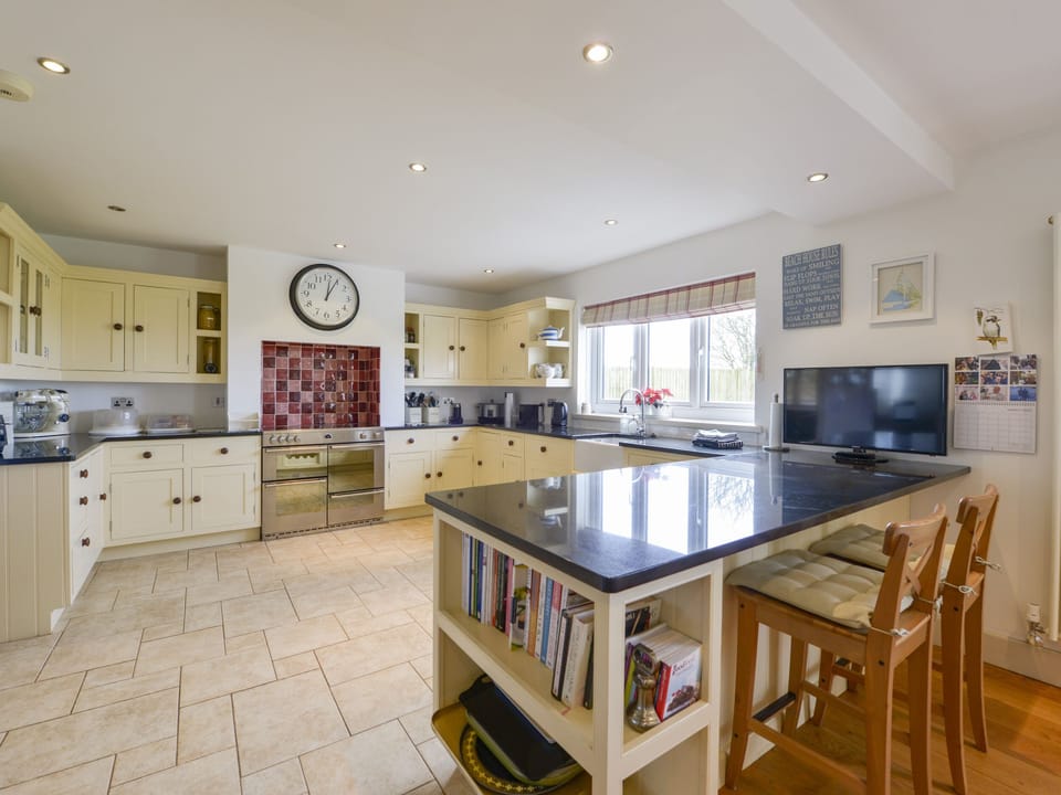 Cottage | Private kitchen | Dishwasher, highchair, cookware/dishes/utensils