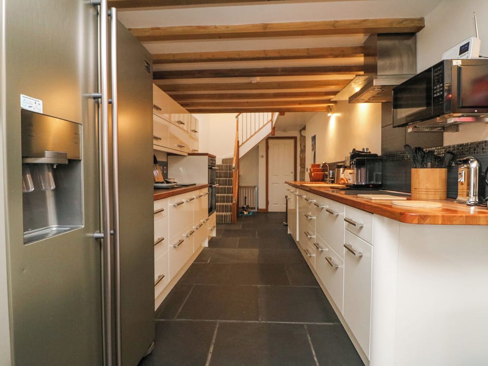 Cottage | Private kitchen | Dishwasher, cookware/dishes/utensils