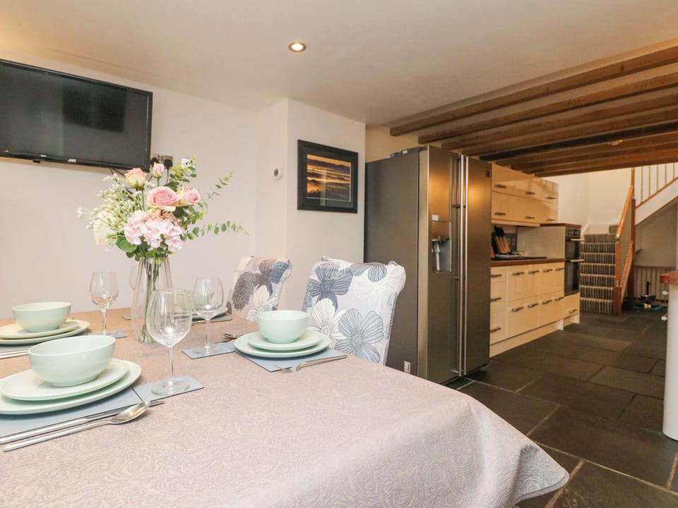 Cottage | Dining