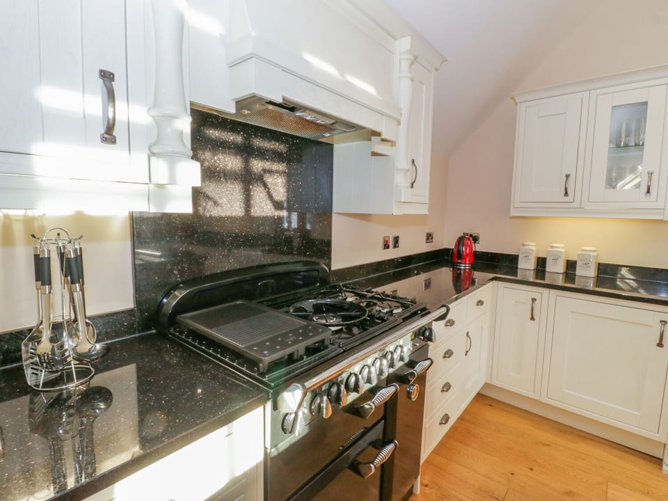 Cottage | Private kitchen | Stovetop, electric kettle, toaster, highchair