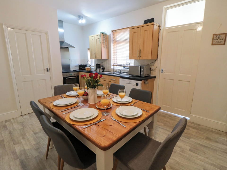 Cottage | Dining