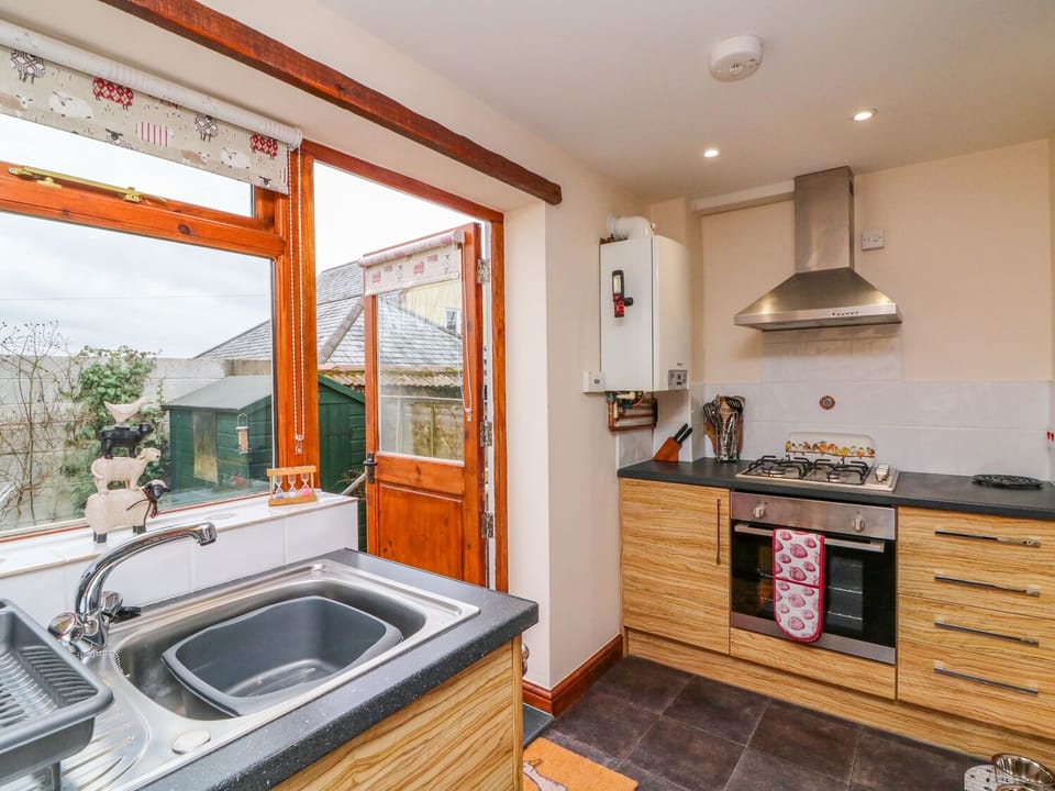 Cottage | Private kitchen | Dishwasher, highchair, cookware/dishes/utensils