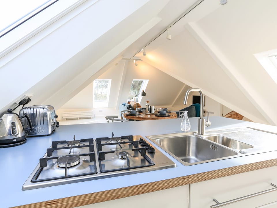 Cottage | Private kitchen | Dishwasher, cookware/dishes/utensils