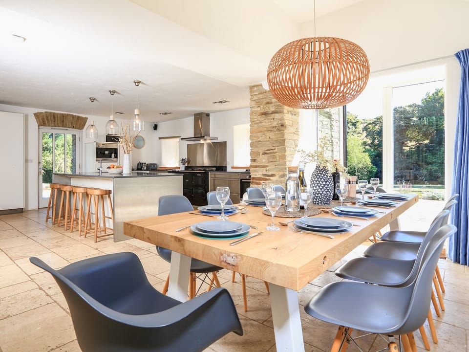 Cottage | Private kitchen | Dishwasher, cookware/dishes/utensils