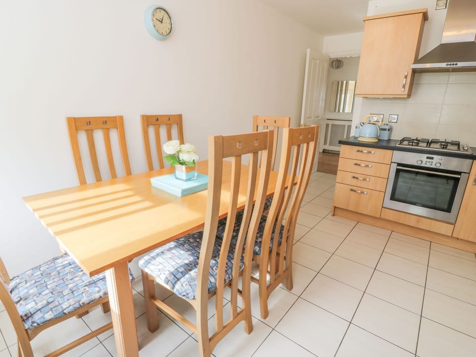 Cottage | Private kitchen | Microwave, stovetop, dishwasher, highchair
